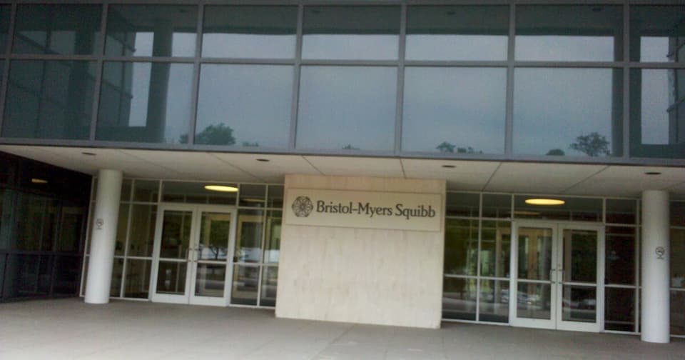 Bristol-Myers Squibb şirketinin bina girişinin dış cephesi