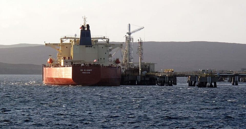 Petrol tanker gemisinin rıhtıma bağlı olduğu liman sahası