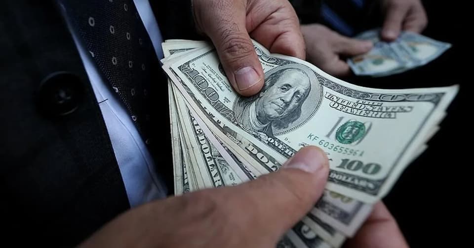 Yurt dışında yerleşik kişiler, geçen hafta 451,1 milyon dolarlık Devlet İç Borçlanma Senedi (DİBS) aldı, 248,2 milyon dolarlık hisse senedi ve 479,7 milyon dolarlık Genel Yönetim Dışındaki Sektör İhraçları (ÖST) sattı. Türkiye Cumhuriyet Merkez Bankası 'Haftalık Menkul Kıymet İstatistikleri&apo