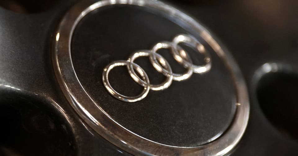 Audi logosu araç tekerleğinin merkez kapağında yakın çekim