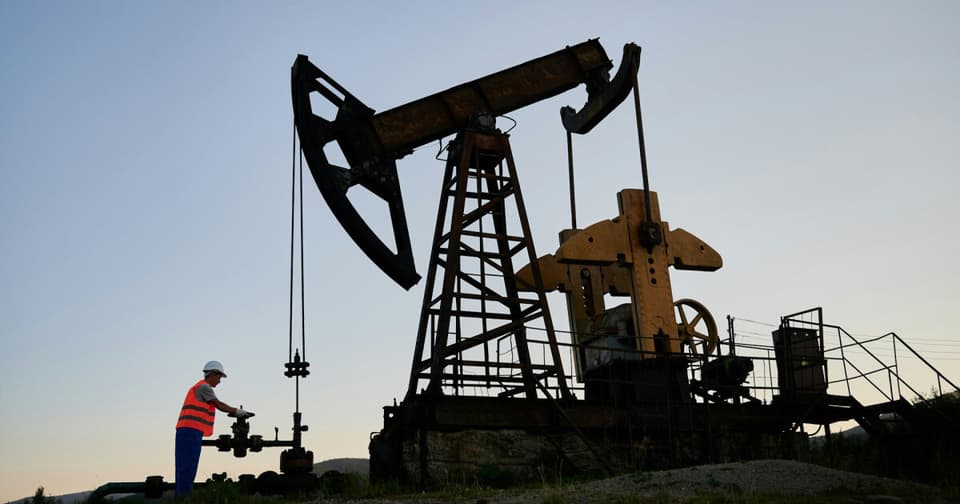 Petrol çıkarma sahasında pompajlı kuyuda çalışan işçi