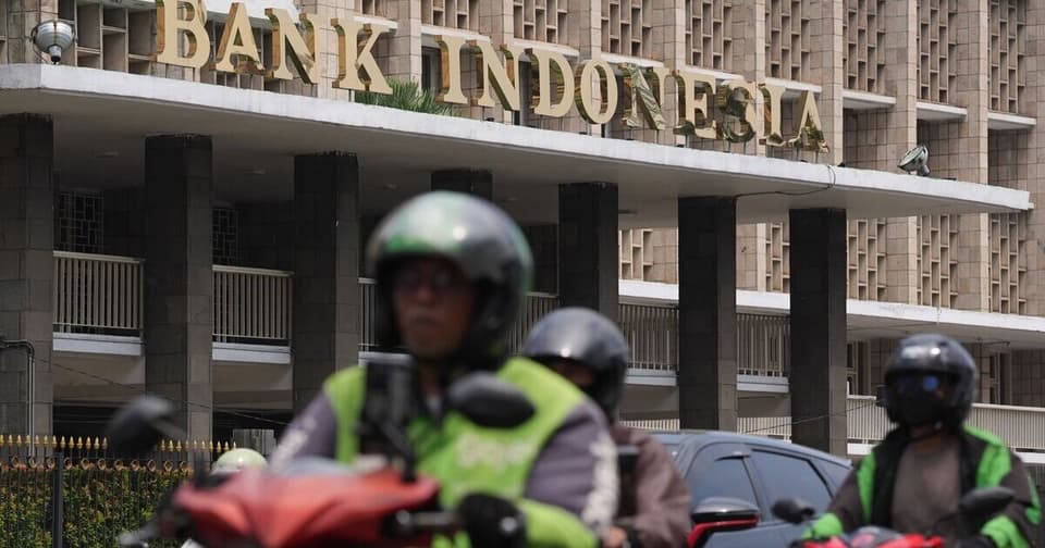 Police officers in front of the Bank Indonesia building