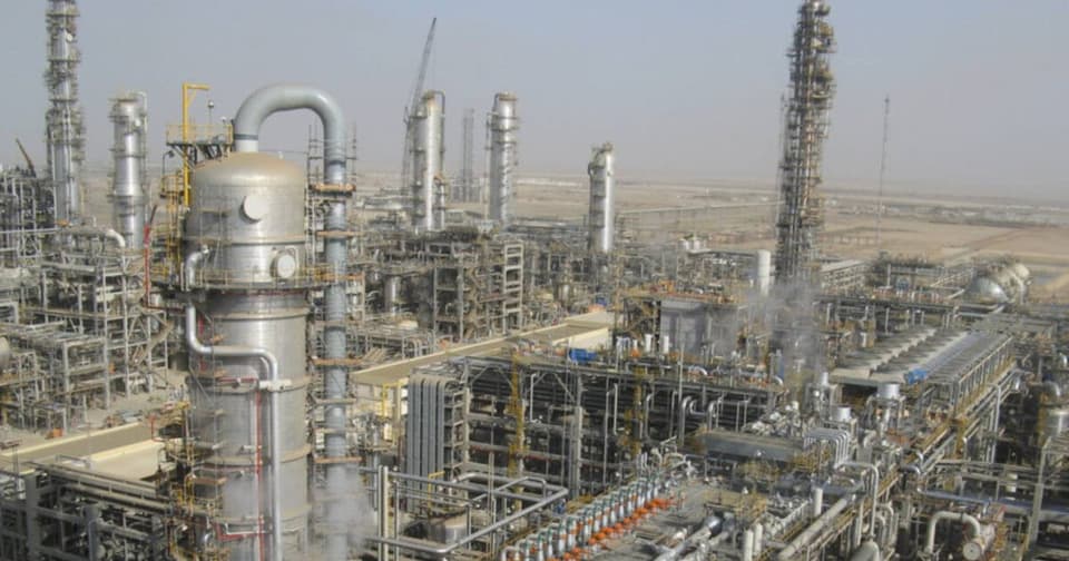 Havadan çekilmiş petrol rafinerisi ve depo kompleksinin genel görünüşü