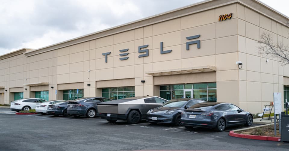 Tesla showroom binası önünde parklanmış elektrikli araçlar