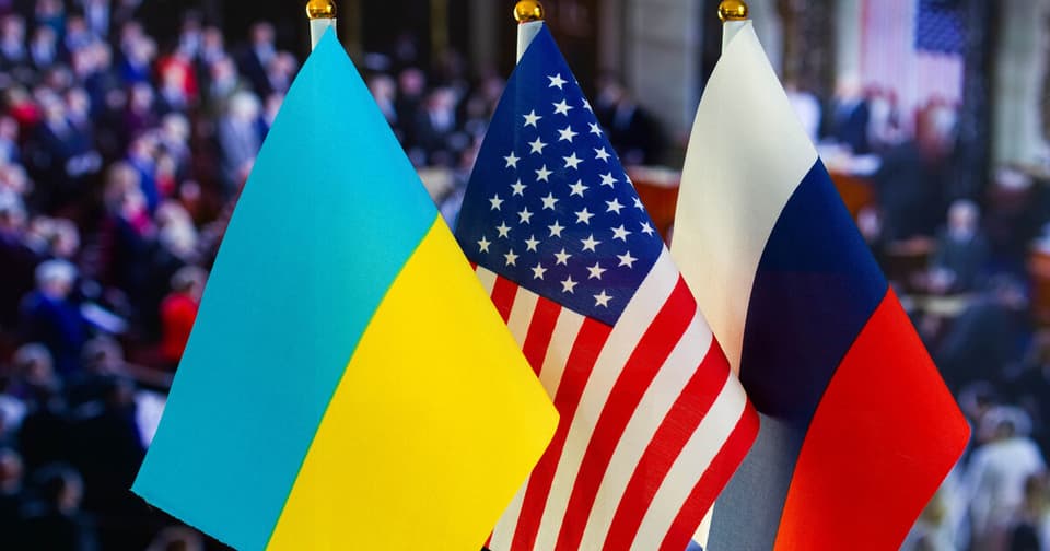 Ukrayna, ABD ve Rusya bayraklarının kalabalık arka planda yan yana gösterilmesi