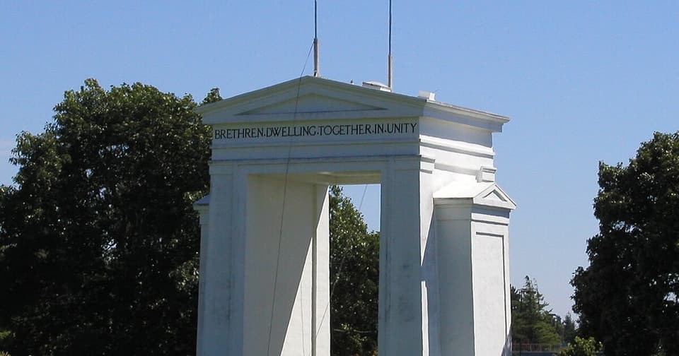 Peace Arch monument with US and Canadian flags; inscription reading 'Brethren Dwelling Together in Unity'