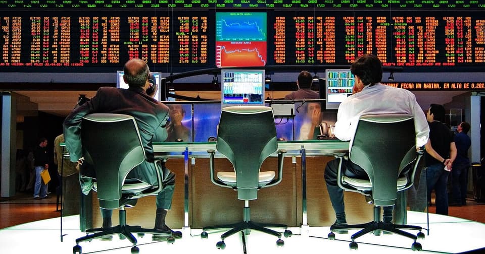 Brezilya borsası ticaret salonu, işlemciler ekranlardan borsa endeksleri takip ediyor