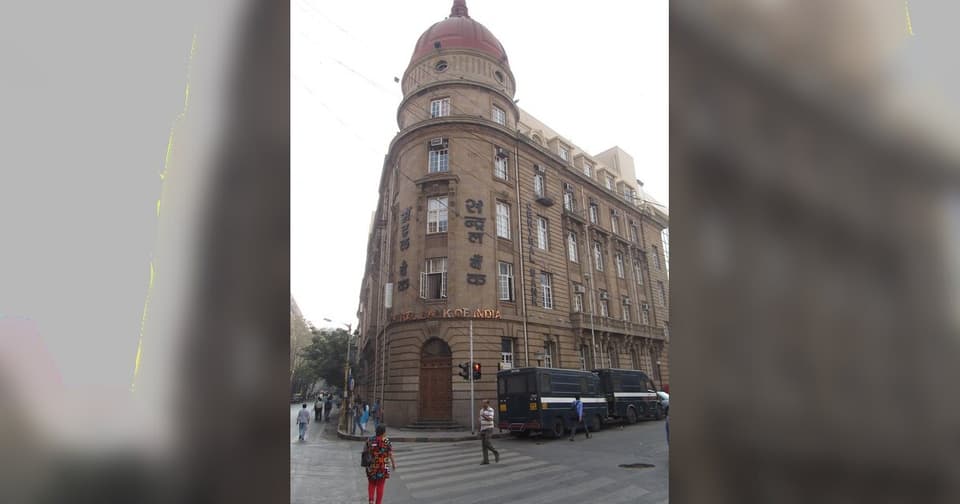 Türkiye Merkez Bankası binasının dış cephesi, meydanda yürüyen insanlarla birlikte.