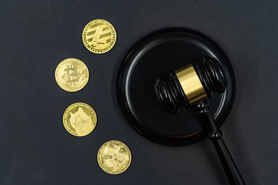 Altın kripto para jetonları ve hukuk çekiçinin yan yana gösterilmesiyle kripto para cüzdanlarına yönelik yasal tehdit se