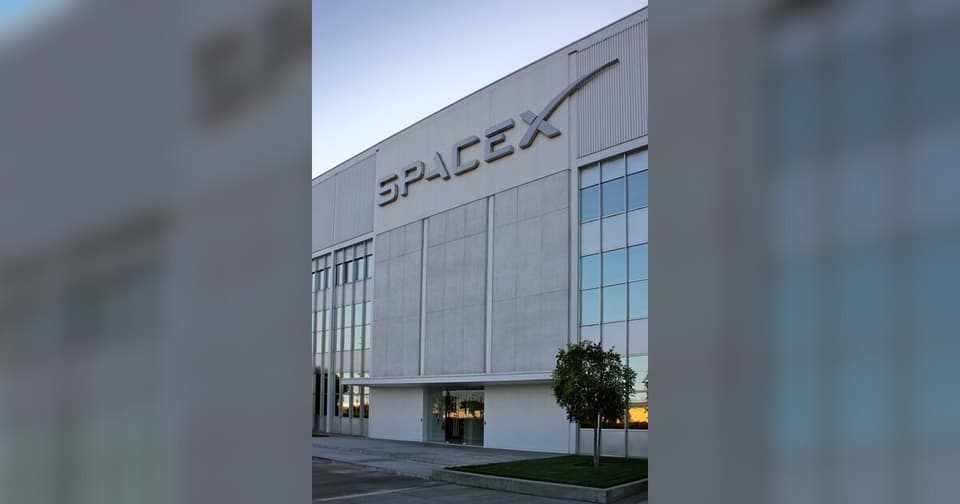 SpaceX'in kurumsal binasının ön cephe görüntüsü, bina giriş üzerine SpaceX logosu ve tabelası